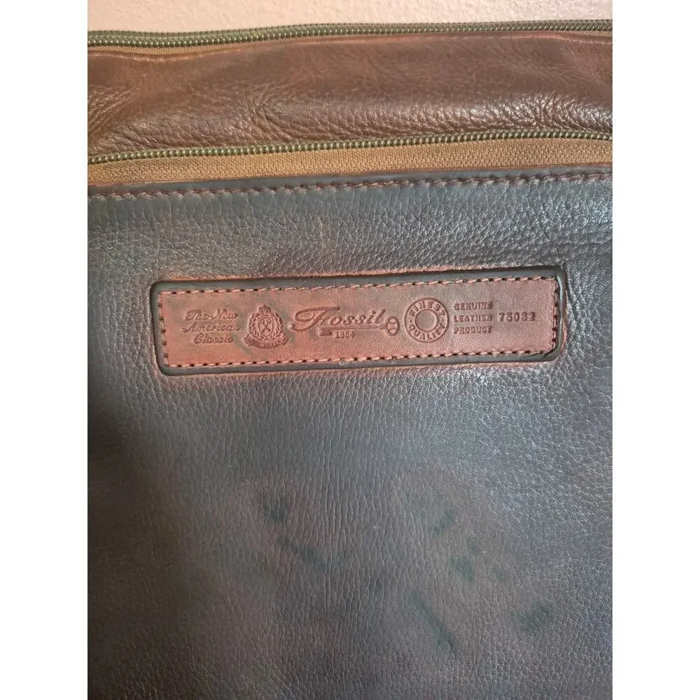 Vintage Fossil Genuine leather crossbody bag 1954 #75082 Brown in color